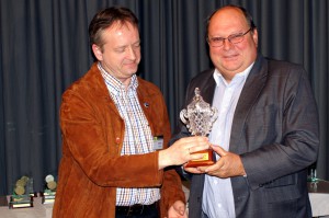 v.l.n.r. Regionsleiter Andreas Rauch mit dem Minutencupgewinner Paul Kraiger (Filmclub Völkermarkt)