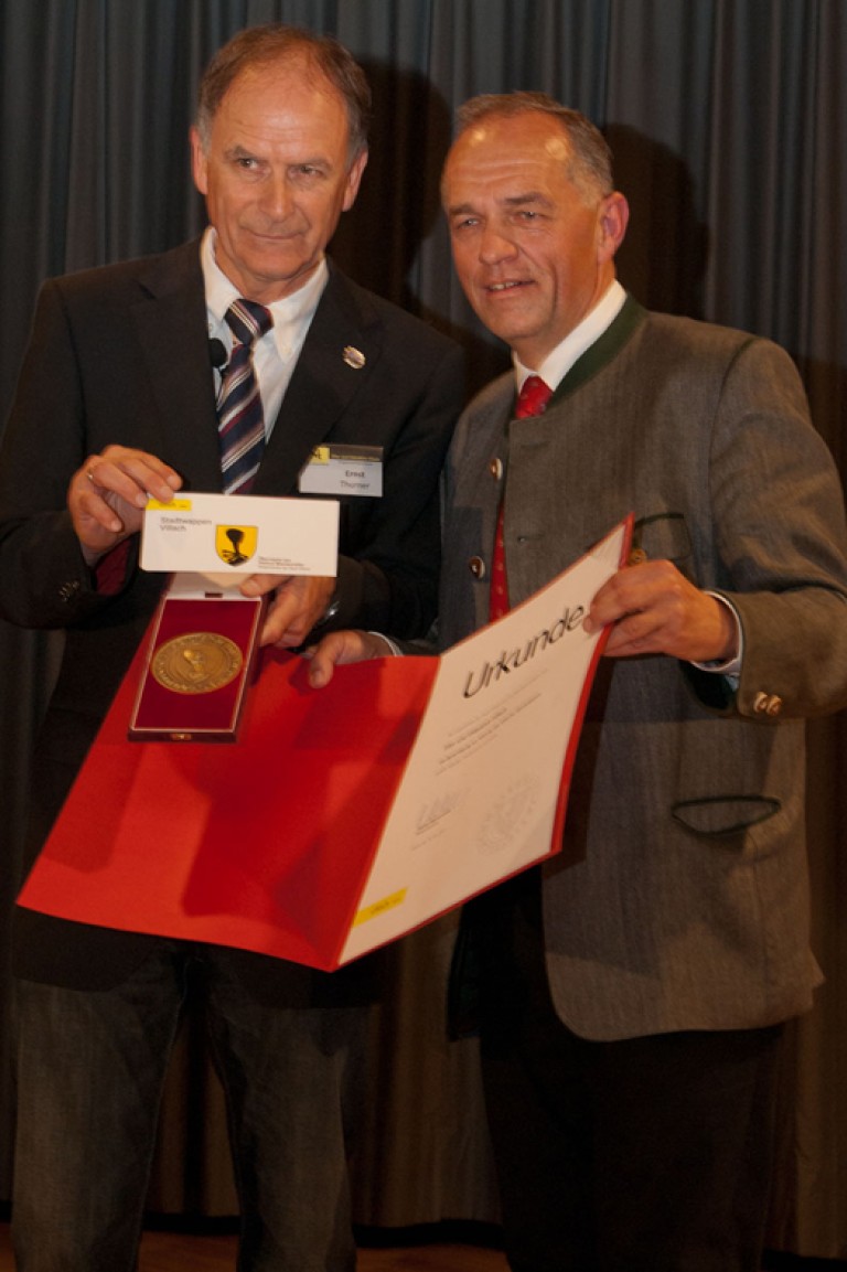 Vzbgm. Richard Pfeiler übergibt das Stadtwappen an Obmann Ernst Thurner